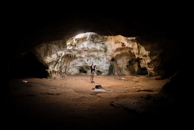 人站在洞穴
